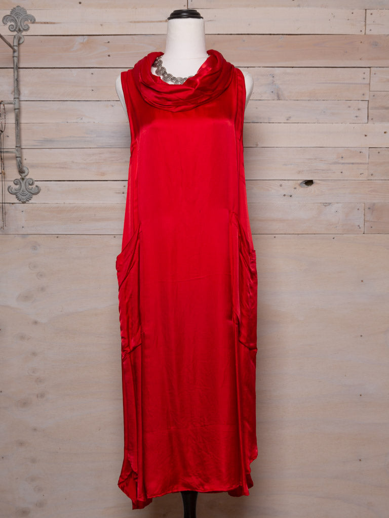 Sleeveless dress with a draping cowl neck, with pockets in a light natural fabric.  Colour: Red
